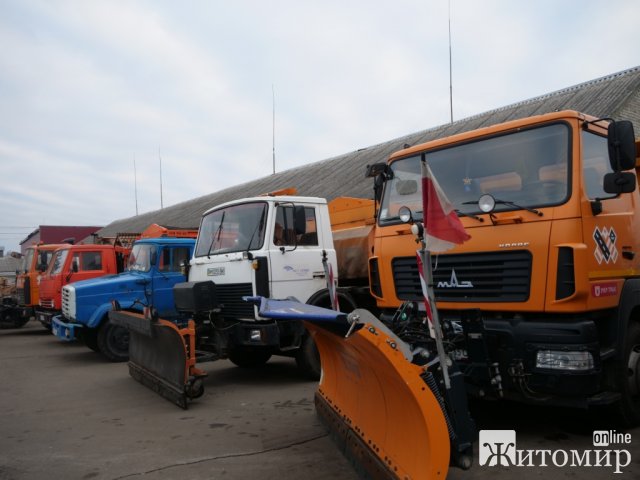 У Житомирі показали протиожеледну техніку та розповіли, скільки заготували піщано-сольової суміші. ФОТО