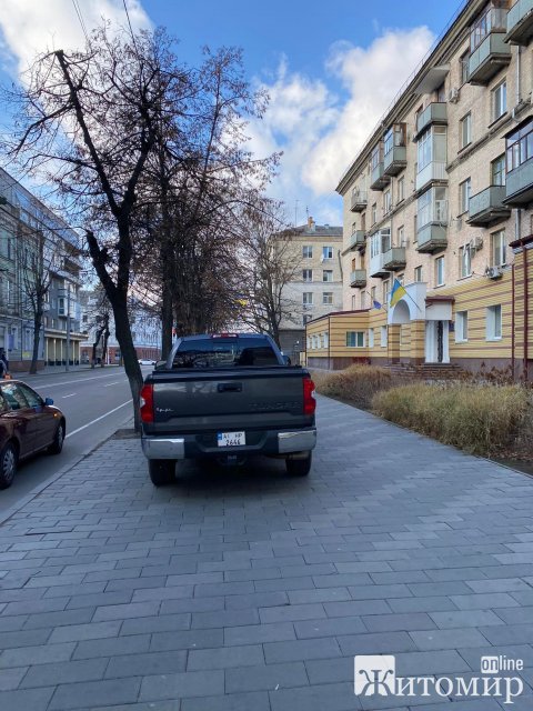 На тротуарі біля департаменту освіти Житомирської міськради припаркувалась величезна автівка. ФОТО