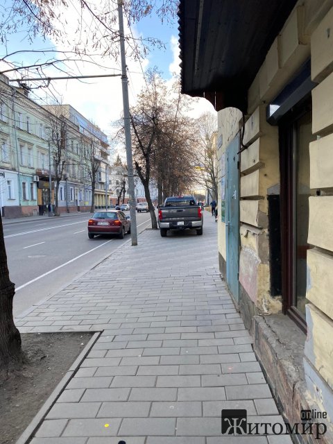 На тротуарі біля департаменту освіти Житомирської міськради припаркувалась величезна автівка. ФОТО
