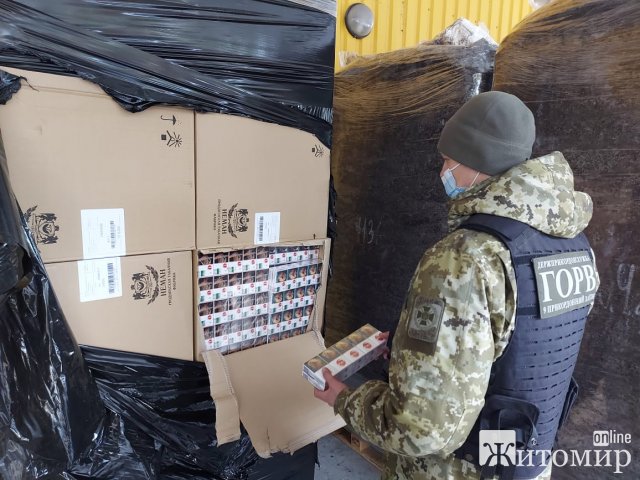 На пункті пропуску в Житомирській області у DAF прикордонники виявили 140 тисяч пачок сигарет, прихованих у субстраті торфу. ФОТО