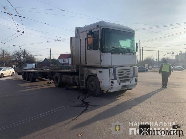 У житомирській лікарні помер велосипедист, якого на проспекті Незалежності "переїхала" вантажівка. ФОТО