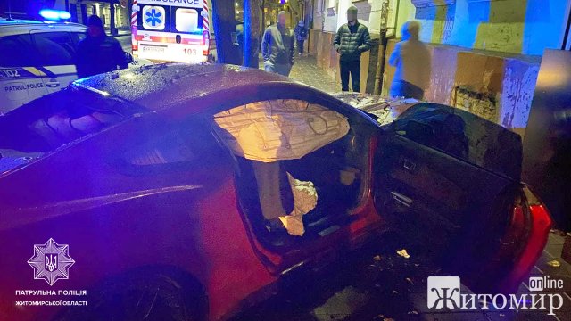 Неподалік міськради в Житомирі Ford врізався в дерево. ФОТО