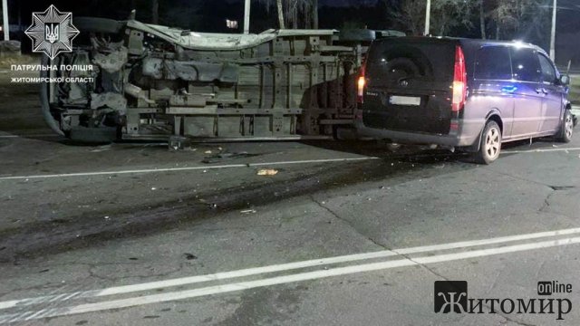 Біля "Ялинки" в Житомирі зіштовхнулись два мікроавтобуси, один перекинувся на бік. ФОТО