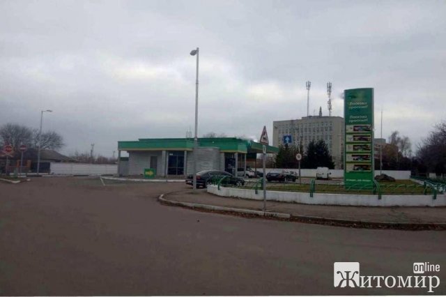 На одній з відомих заправок в Житомирі екологи взяли проби пального, бо виявили невідповідність в документах. ФОТО