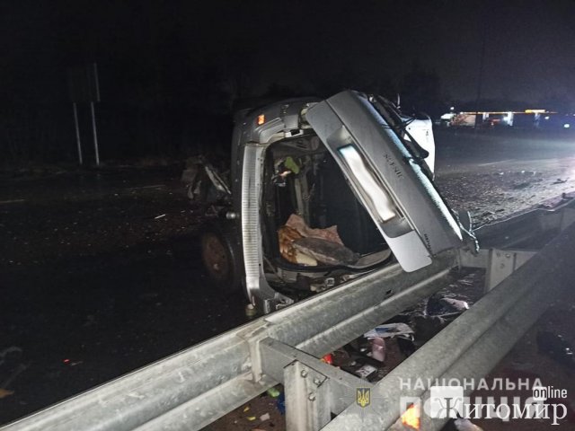 Біля Житомира Renault врізався в колесовідбійник, двох осіб госпіталізували