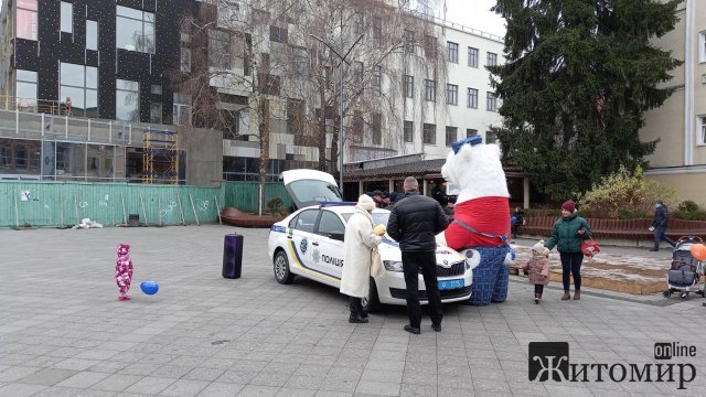 На Михайлівській в Житомирі ходить "білий ведмідь" та стоїть поліція. ФОТО