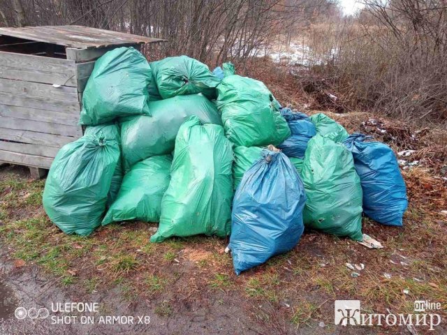 Представники благодійного фонду "Духовна освіта" прибрали сміття на дорозі протяжністю 3,5 км. ФОТО