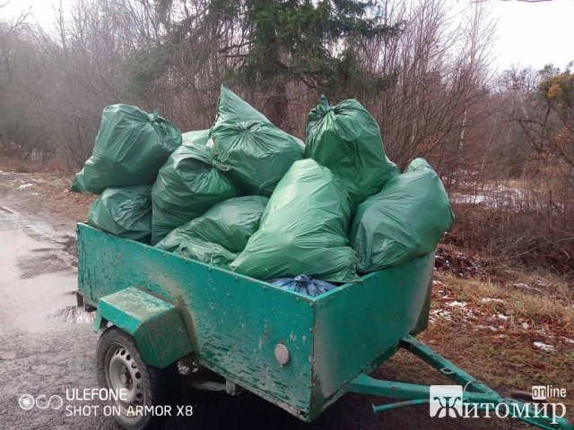 Представники благодійного фонду "Духовна освіта" прибрали сміття на дорозі протяжністю 3,5 км. ФОТО