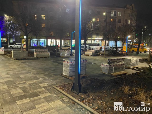 У житомирському сквері на Театральній поставили лавки. ФОТО