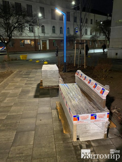 У житомирському сквері на Театральній поставили лавки. ФОТО