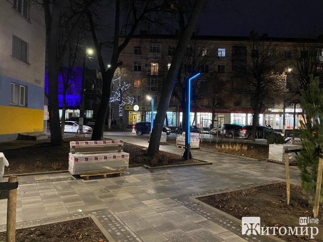 У житомирському сквері на Театральній поставили лавки. ФОТО