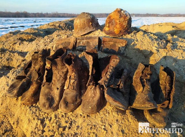 У Новоград-Волинському районі пошуківці виявили санітарне поховання 6 воїнів Червоної армії. ФОТО