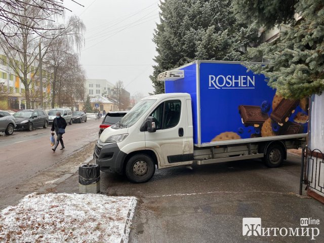 На Лятошинського в Житомирі тротуар для пішоходів перекрила автівка Roshen. ФОТО