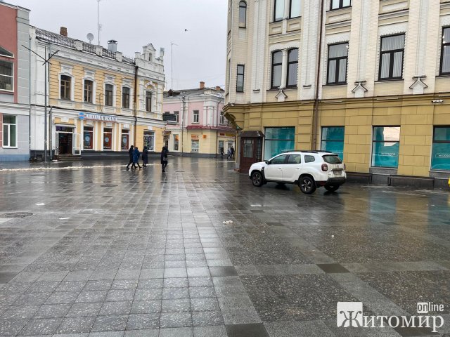 На житомирській Михайлівській продовжують їздити автівки. ФОТО