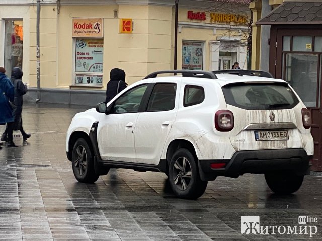 На житомирській Михайлівській продовжують їздити автівки. ФОТО