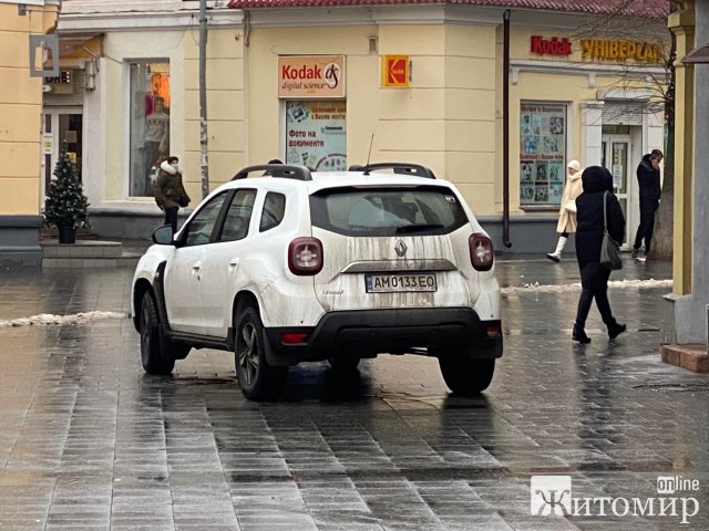 На житомирській Михайлівській продовжують їздити автівки. ФОТО