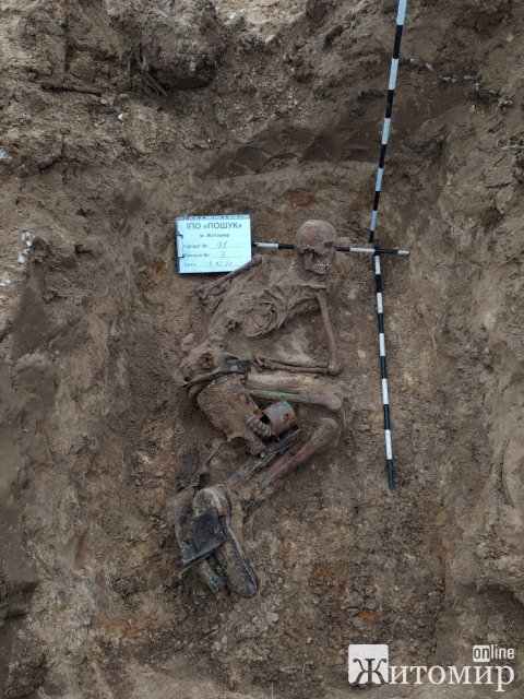 В одному з районів Житомирщини пошуківці знайшли рештки 4 солдат та три медальйони. ФОТО