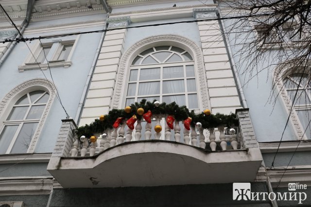Михайлівську у Житомирі почали прикрашати до новорічних та різдвяних свят. ФОТО