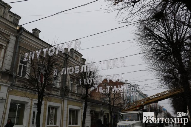 Михайлівську у Житомирі почали прикрашати до новорічних та різдвяних свят. ФОТО