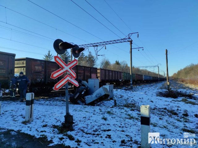 На Житомирщині зіштовхнулись потяг і авто. ФОТО