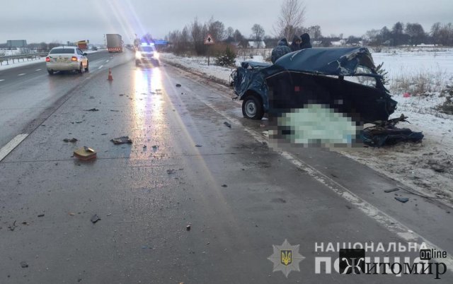 На трасі в Житомирській області ВАЗ виїхав на зустрічну смугу та врізався в Renault, загинула жінка. ФОТО