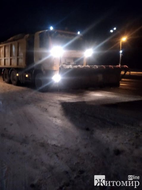 На дороги державного значення в Житомирській області за добу висипали близько 3 тисяч протиожеледних матеріалів. ФОТО