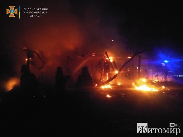 У селі Новоград-Волинського району згорів будинок: рятувальники виявили рештки тіла чоловіка. ФОТО