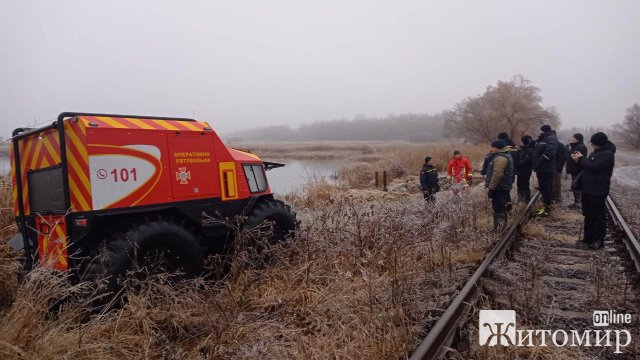 Рятувальники Житомирщини продовжують шукати у водоймі подружжя, яке за їх припущеннями потонуло. ФОТО