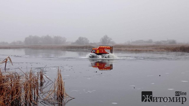 Рятувальники Житомирщини продовжують шукати у водоймі подружжя, яке за їх припущеннями потонуло. ФОТО