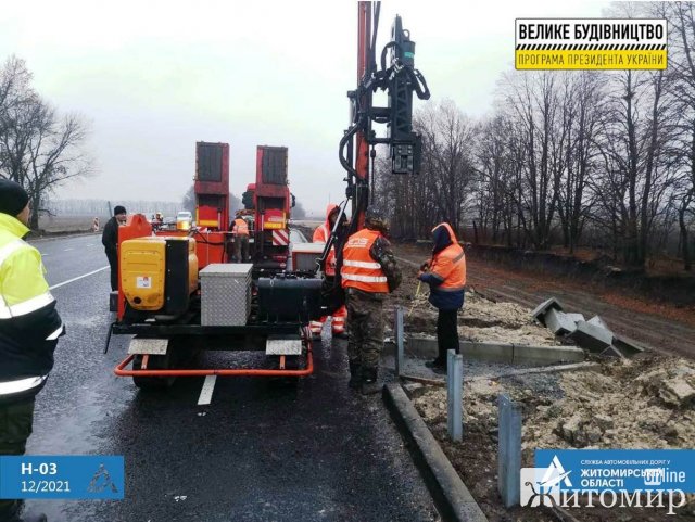 Шляховики встановлюють бар’єрне огородження на відновленій ділянці автодороги Житомир – Чернівці. ФОТО