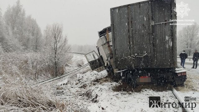На засніженій дорозі в Житомирській області вантажівка протаранила колесовідбійник. ФОТО