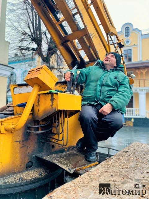 На Михайлівській у Житомирі почали прикрашати головне новорічне дерево. ФОТО