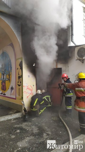 У Житомирі неподалік універмагу горіла майстерня з ремонту взуття. ФОТО