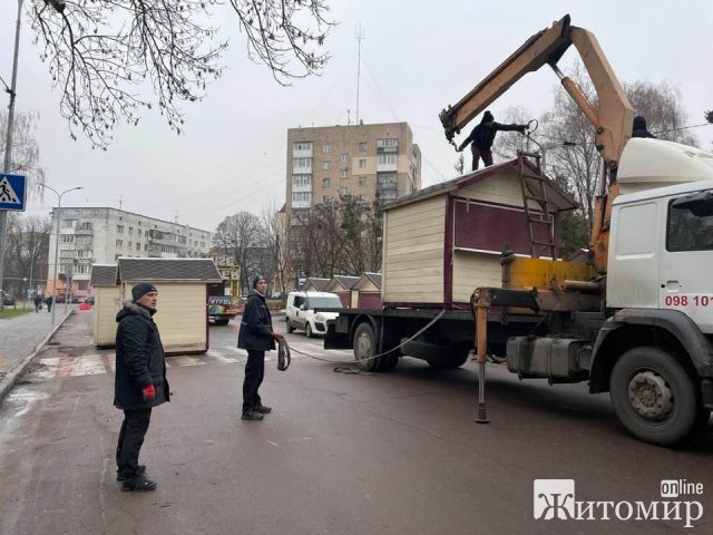 Біля обласної бібліотеки в Житомирі розвантажують будиночки та встановлюють новорічні декорації. ФОТО