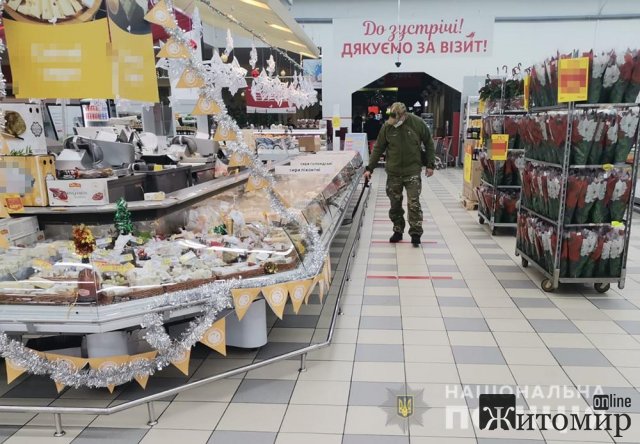 Вибухівки у житомирському ТРЦ не знайшли, поліцейські продовжують шукати "мінера". ФОТО