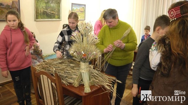 У житомирському Домі української культури проходять безкоштовні майстер-класи з виготовлення дідухів. ФОТО