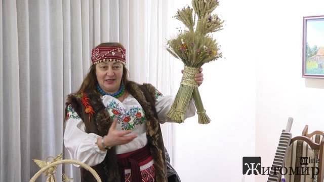 У житомирському Домі української культури проходять безкоштовні майстер-класи з виготовлення дідухів. ФОТО