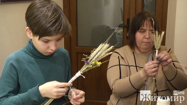 У житомирському Домі української культури проходять безкоштовні майстер-класи з виготовлення дідухів. ФОТО