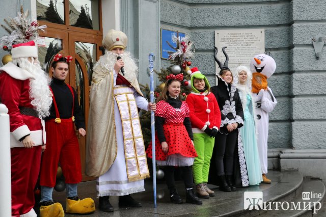 Житомиром їздить святковий потяг з аніматорами. ФОТО