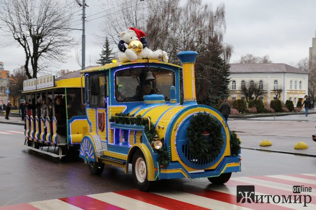 Житомиром їздить святковий потяг з аніматорами. ФОТО