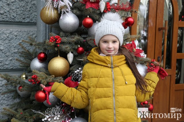 Житомиром їздить святковий потяг з аніматорами. ФОТО