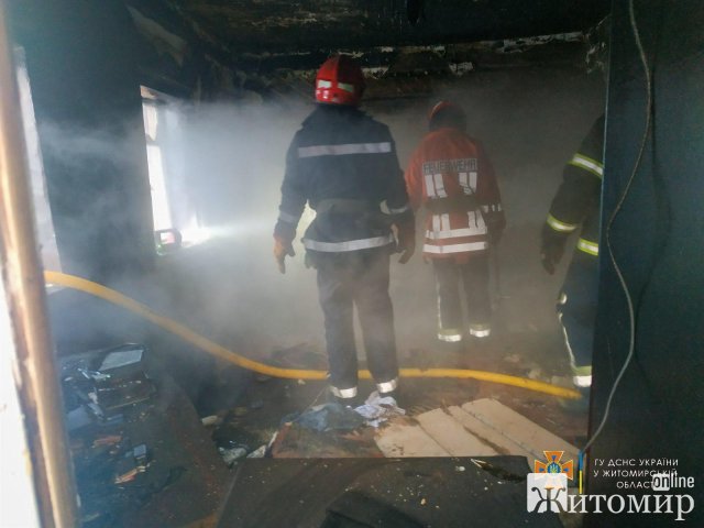 У місті Житомирської області рятувальники на вигорілому ліжку виявили тіло чоловіка. ФОТО