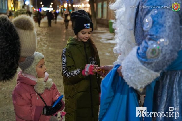 Голова облради в костюмі «Святого Миколая» роздавав цукерки у Житомирі на Михайлівській. ФОТО