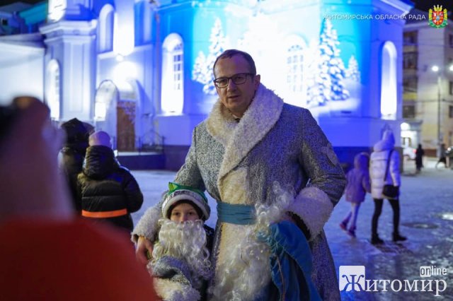 Голова облради в костюмі «Святого Миколая» роздавав цукерки у Житомирі на Михайлівській. ФОТО