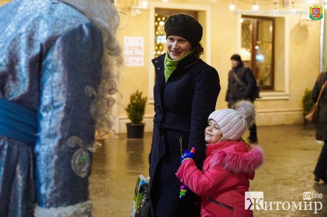 Голова облради в костюмі «Святого Миколая» роздавав цукерки у Житомирі на Михайлівській. ФОТО