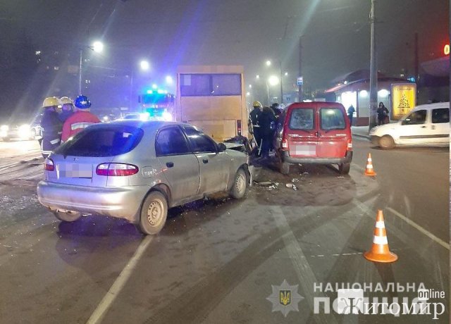 На проспекті Миру в Житомирі Audi зіштовхнувся з маршруткою, потім «Рута» врізалась в Daewoo та Peugeot. ФОТО