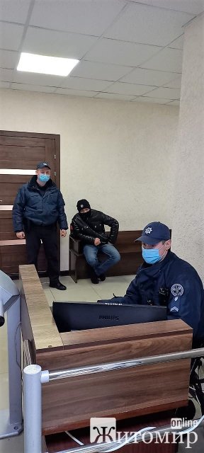 У Бердичеві невідомий намагався проникнути до суду. ФОТО