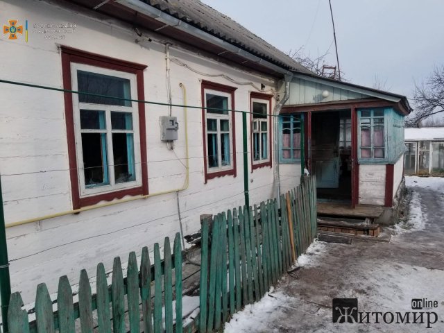 У селі Житомирської області рятувальники гасили пожежу в будинку та виявили тіло жінки. ФОТО