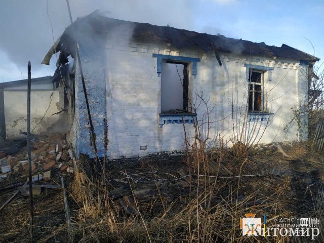 У селі на Житомирщині під час гасіння пожежі рятувальники виявили тіло 39-річного чоловіка. ФОТО