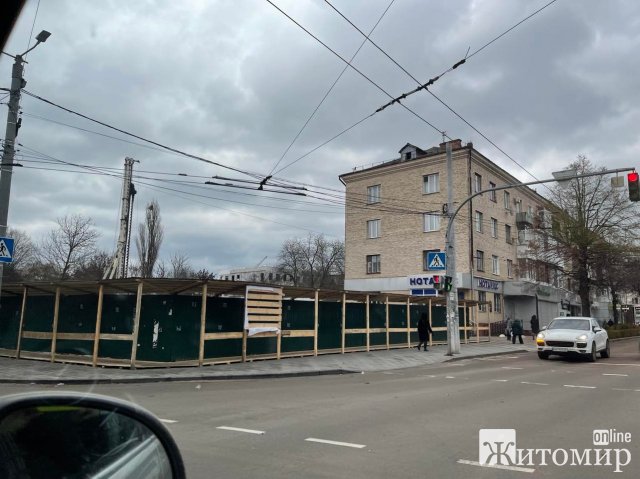З паркану на місці скандального будівництва на розі вулиць Київської та Театральної зник план. ФОТО